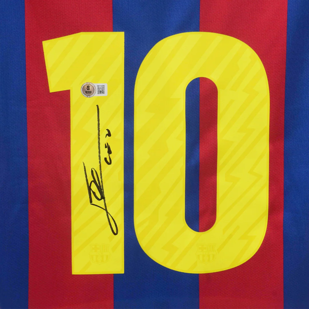 Framed Lionel Messi Signed FC Barcelona Home Soccer Jersey #10 with Beckett Witness - Image 2